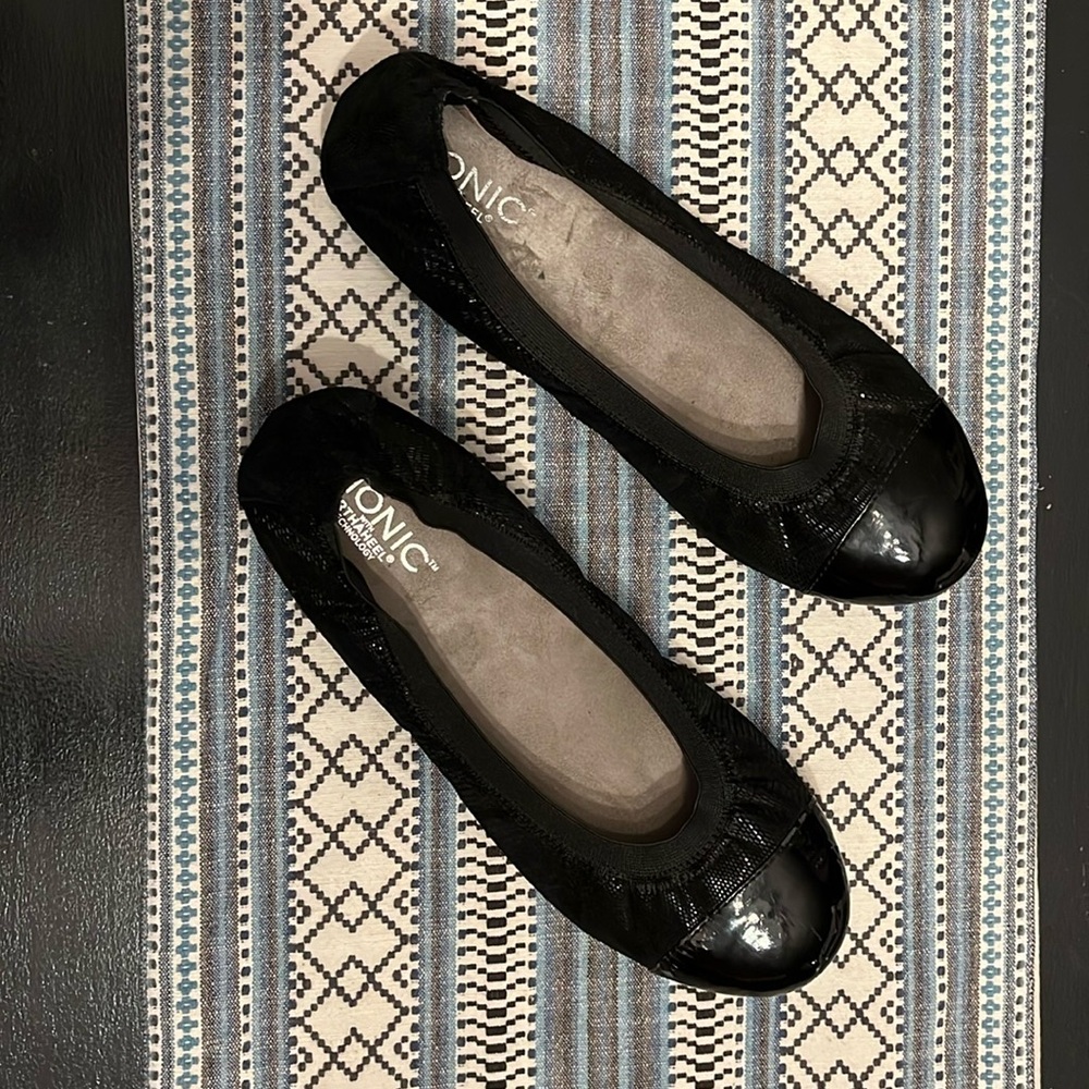 Vionic Black Flats
